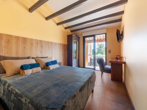 une chambre avec un grand lit et un bureau dans l'établissement Villa avec piscine, lac de Saint-Cassien, proche golf, 3 chambres, climatisation, vélos dispo, Callian - FR-1-779-9, à Callian