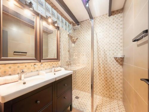 une salle de bain avec un lavabo et une douche dans l'établissement Villa avec piscine, lac de Saint-Cassien, proche golf, 3 chambres, climatisation, vélos dispo, Callian - FR-1-779-9, à Callian