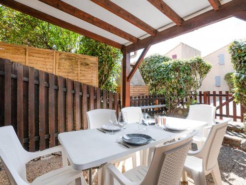 Pavillon Climatisé avec Mezzanine, Piscine et Parking Privé à St Pierre la Mer - FR-1-409A-32