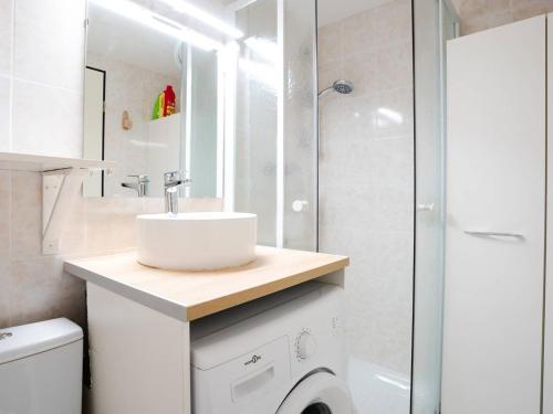une salle de bain blanche avec un lavabo et une douche dans l'établissement Pavillon Climatisé avec Mezzanine, Piscine et Parking Privé à St Pierre la Mer - FR-1-409A-32, à Fleury