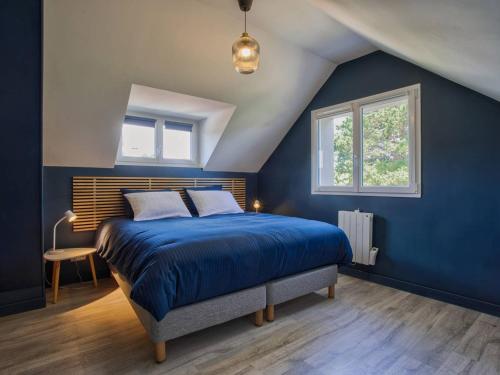 une chambre bleue avec un lit et une fenêtre dans l'établissement Maison de Charme à Merville-Franceville-Plage, 10 Pers, Proche Mer, Grande Terrasse et Studio Indépendant - FR-1-788-27, à Merville-Franceville-Plage