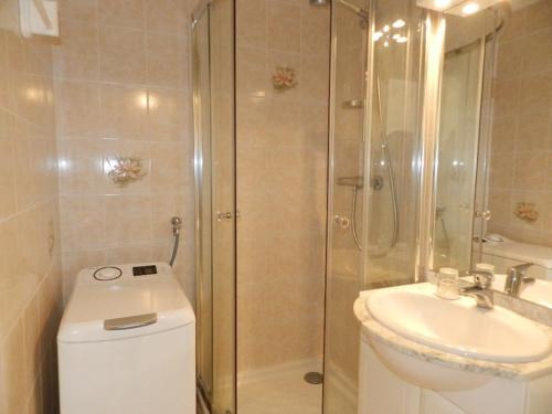 une salle de bain avec une douche, des toilettes et un lavabo dans l'établissement Charmant 3 pièces avec terrasse proche plage et commerces - Bormes-les-Mimosas, 5 couchages, garage inclus - FR-1-251-842, à Bormes-les-Mimosas