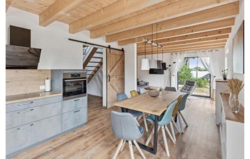 a kitchen and dining room with a wooden table and chairs at Ferienoase Plätlinsee in Wustrow