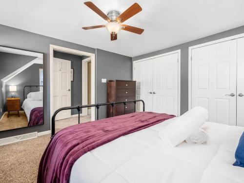 Cama ou camas em um quarto em Columbus St Haus German Villagepetsok