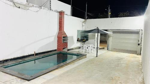 Bazén v ubytování Casa Ampla com Piscina e Área de Churrasco 400A nebo v jeho okolí
