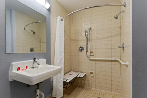 Ένα μπάνιο στο Econo Lodge