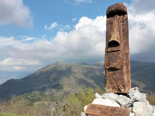 a wooden post with a sign on top of a mountain at Apartment in Esanatoglia near Apennines Trails in Esanatoglia