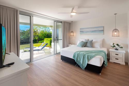 Postel nebo postele na pokoji v ubytování Lagoon Beachfront Lodge 006 on Hamilton Island by HamoRent