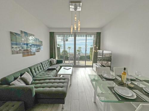 un salon avec un canapé et une table en verre dans l'établissement Gorgeous Oceanfront Apartment Promenade, à Nice