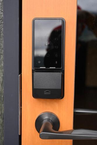 a close up of a door with a door knob at ｹﾞｽﾄﾊｳｽ ﾊﾞｲｸﾔﾉﾆｶｲ in Hagi