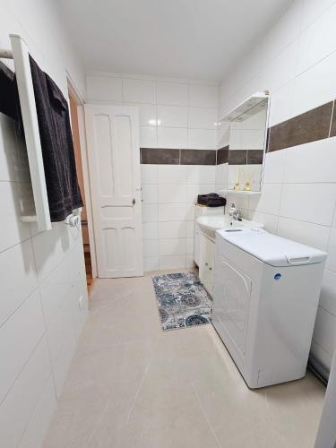 une salle de bain blanche avec des toilettes et un lavabo dans l'établissement Alaya, à Bezons