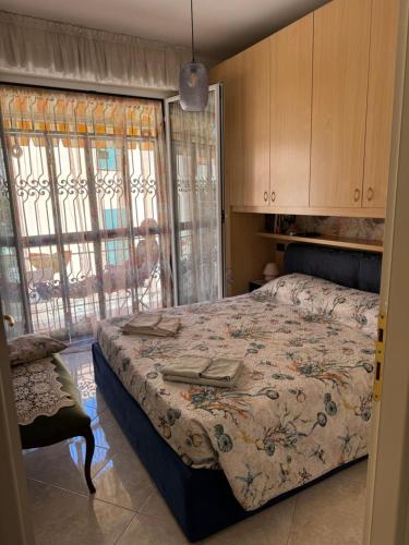 Giường trong phòng chung tại Casa Girasole Sanremo centro