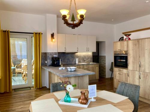 アルテンアウにあるHaus Wilmaのテーブルとダイニングルームのあるキッチン