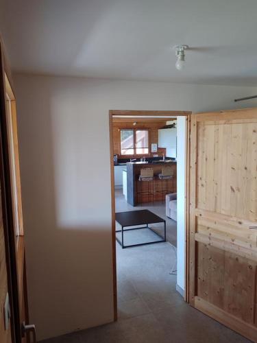 une chambre avec une porte menant à un salon dans l'établissement les balcons de Serre-Poncon, à Chorges