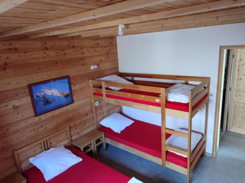 - une chambre avec 2 lits superposés dans une cabine dans l'établissement les balcons de Serre-Poncon, à Chorges
