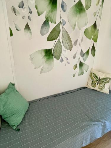 - une chambre dotée d'un lit avec un papillon sur le mur dans l'établissement Studio Saint Cyr sur mer, à Saint-Cyr-sur-Mer