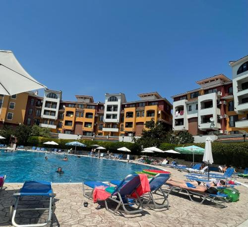 Bazén v ubytování Marina Cape Sky View Lux Apartment in Aheloy nebo v jeho okolí
