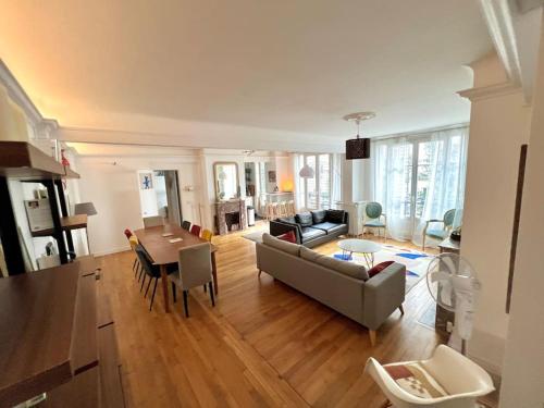 un salon avec un canapé et une table dans l'établissement Grand appartement dans Paris 8 couchages, à Paris
