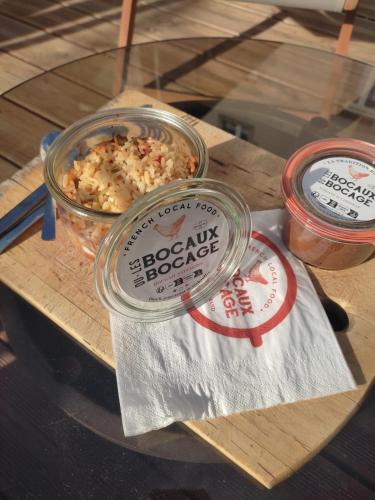 une table en verre avec un bol de nourriture sur une table dans l'établissement Les Chambres D'Hespéris, à Pleyben