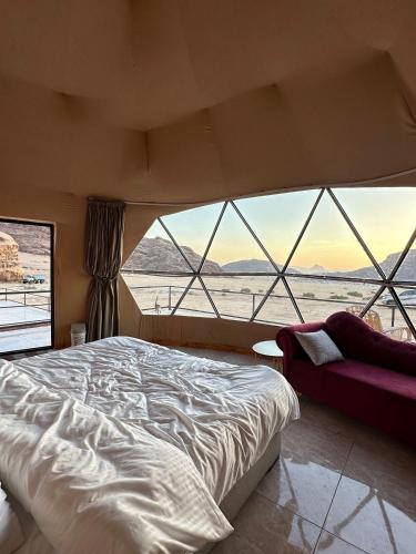 Llit o llits en una habitació de Wadi Rum Neom camp