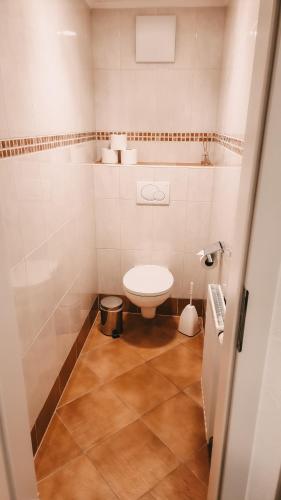 a small bathroom with a toilet in a room at Posers Bergwelt B&B in Schladming
