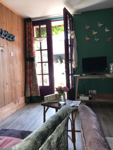 un salon avec un canapé et une table dans l'établissement La petite pomme, à Hermanville-sur-Mer