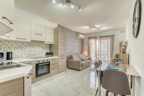 Dapur atau dapur kecil di Wonderful Sunny Apartment