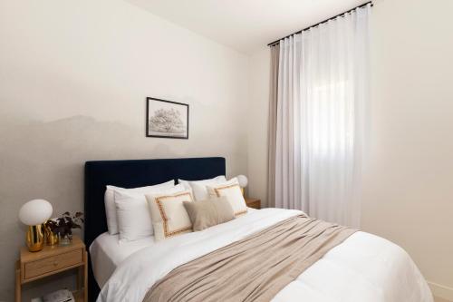 Postel nebo postele na pokoji v ubytování The J Luxury Apartments - By Localz Group