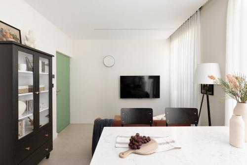 TV a/nebo společenská místnost v ubytování The J Luxury Apartments - By Localz Group