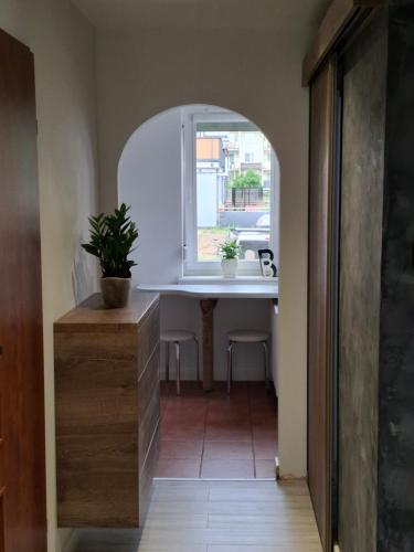 a hallway with a table and a window at Przytulny 2-pokojowy apartament na wakacje w Gdańsku in Gdańsk