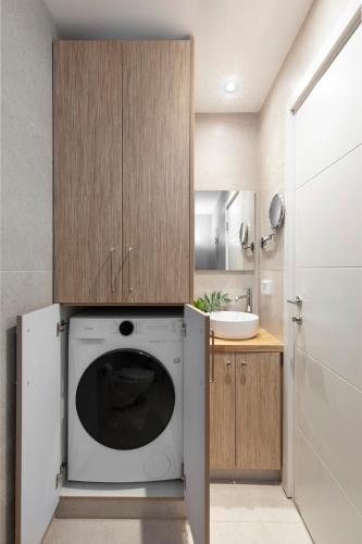 Kuchyň nebo kuchyňský kout v ubytování The J Luxury Apartments - By Localz Group