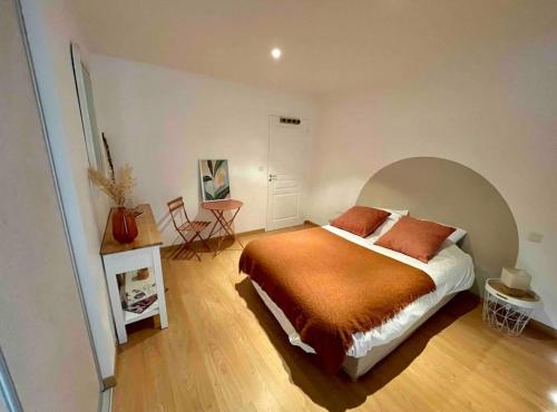 une chambre avec un lit, une table et des chaises dans l'établissement Villa Roch Ana, à Plouézocʼh