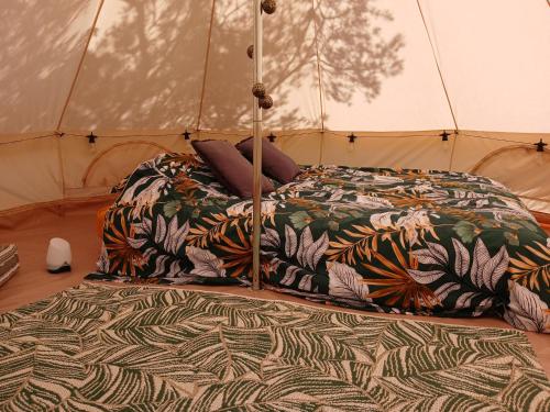 une chambre avec un lit dans une tente dans l'établissement Camping insolite pleine nature, à Orpierre
