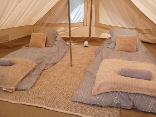 - 2 lits installés à l'intérieur d'une tente dans l'établissement Camping insolite pleine nature, à Orpierre