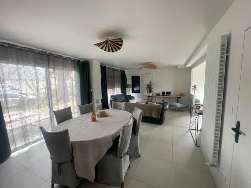 a dining room with a table and chairs in a room at Maison 5 chambres sortie saint malo in Saint-Méloir-des-Ondes