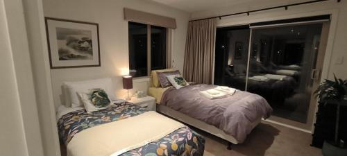 Postel nebo postele na pokoji v ubytování Birdsong hideaway two-bedroom suite in Browns Bay