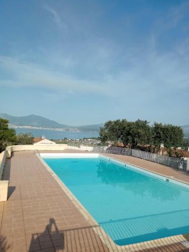 une grande piscine avec vue sur l'océan dans l'établissement Appart 5 personnes a PORTICCIO Avec 2 piscines matériel enfant ,bébé clim, à Porticcio