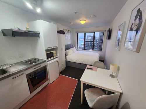 a small apartment with a kitchen and a bed at Cosy studio in the heart of the city in Wellington