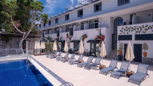 Bazén v ubytování Tonoz Beach Hotel nebo v jeho okolí
