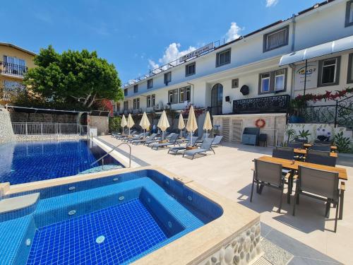 Kolam renang di atau dekat dengan Tonoz Beach Hotel