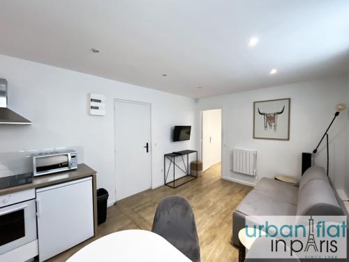 un salon avec un canapé et une table dans l'établissement Urban Flat 184 - Charming 1 BDR Flat in Paris, à Paris