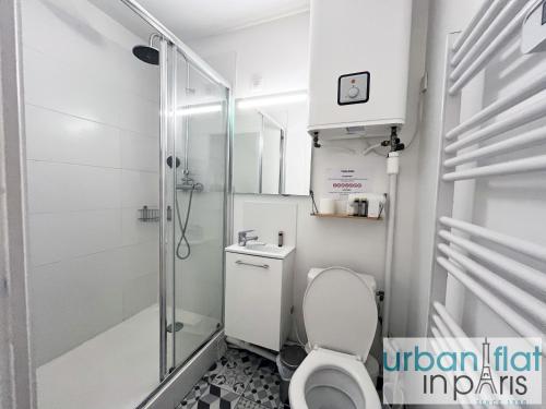 une petite salle de bain avec toilettes et douche dans l'établissement Urban Flat 184 - Charming 1 BDR Flat in Paris, à Paris