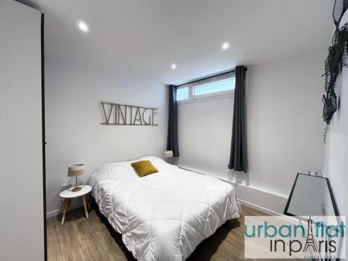 une chambre blanche avec un lit et une fenêtre dans l'établissement Urban Flat 184 - Charming 1 BDR Flat in Paris, à Paris