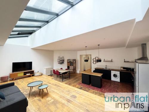 un salon avec un canapé et une table dans l'établissement Urban Flat 186 - Spacious 3 Bedroom Flat in Paris, à Paris