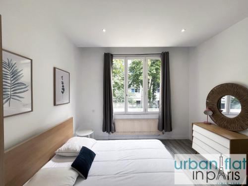 une chambre avec deux lits et une fenêtre dans l'établissement Urban Flat 186 - Spacious 3 Bedroom Flat in Paris, à Paris