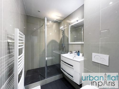 une salle de bain blanche avec une douche et un lavabo dans l'établissement Urban Flat 187 - Sublime 1 Bedroom in Paris, à Paris