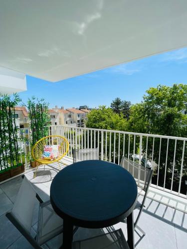 un patio avec une table et des chaises sur un balcon dans l'établissement T2 neuf quartier Vieux Port avec ascenseur et terrasse, à La Rochelle
