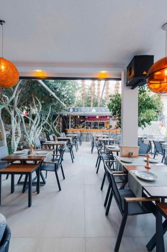 Restoran atau tempat lain untuk makan di Tonoz Beach Hotel