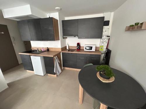 - une petite cuisine avec une table et un comptoir dans l'établissement Joli T2 chez Mumu, à Saint-Donat-sur-lʼHerbasse