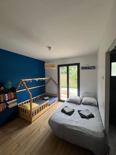 une chambre avec un grand lit et une fenêtre dans l'établissement Location Jolie Villa située au calme avec piscine à Lacanau océan, à Lacanau